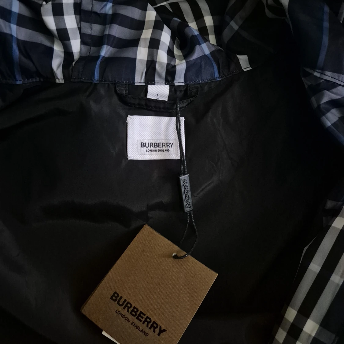 Rutig vindjacka från Burberry, blå/vit