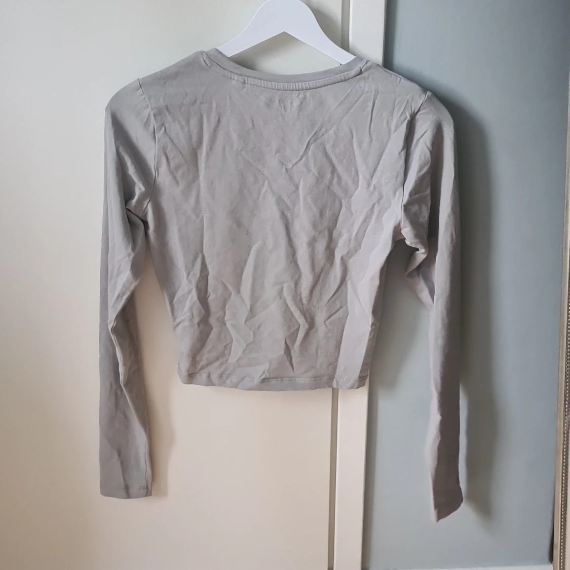 Ljusgrå croppad långärmad topp 157 - 1