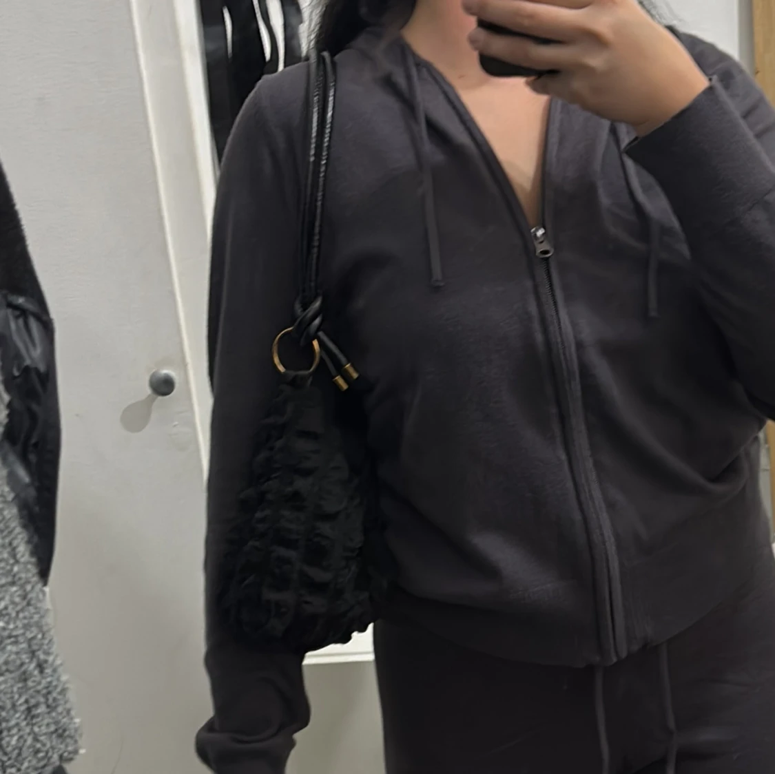 Svart quiltad axelväska med knutdetalj - 1