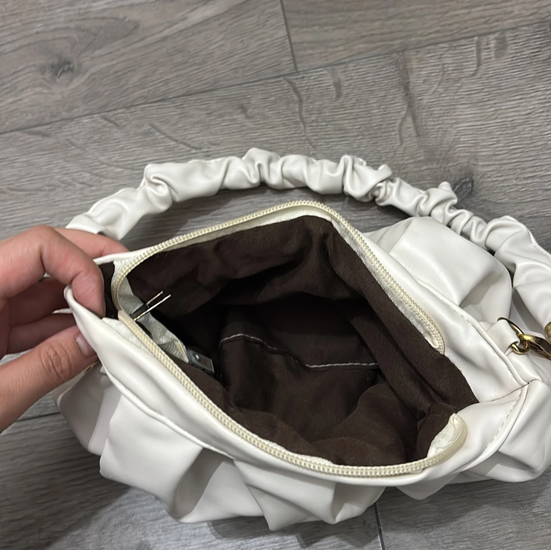 Vit axelväska med rynkad rem - 2