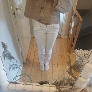 Vita jeans från crocker -  Vita jeans som är använda 1 gång. Modellen har låg midja. Perfekta för dig som vill ha en clean och fräsch look. Materialet är stretchigt.💓det står ingen storlek men jag skulle säga S