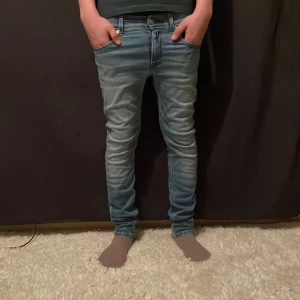 Blå jeans från Replay - Snygga blå jeans från Replay med en super slim passform. De har en klassisk femficksdesign och är tillverkade i ett stretchigt material för extra komfort. Perfekta för en stilren look.