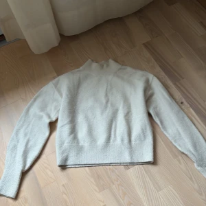 Tröja från other stories  - Vit stickad tröja från &other stories med en liten polokrage och mudd i ärmarna och nedre kanten