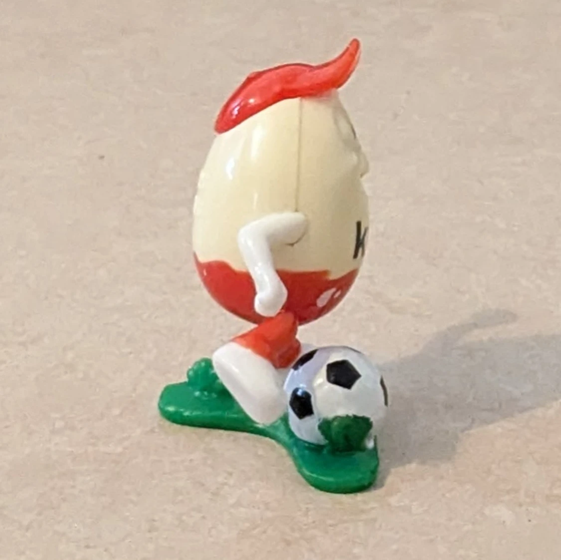 Unik samlarfigur från Kinder som spelar fotboll - 4