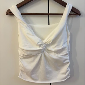 Vit omlott linnetopp med twist - Vit omlott topp. Mycket bra skick, knappt andvänd.