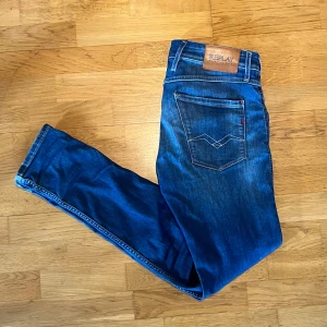 Replay anbass  - Säljer nu ett par replay anbass brallor W32 L34 i färgen blå. Dom är köpta på Nk och är i väldigt bra skick, priset är 399 kr