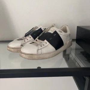 Valentino Garavani Open  - Säljer nu mina valentino skor som har blivit använda mycket. Skicket är inte 10/10 direkt men dom går att använda och har inga större skador, förutom en liten skada precis vid stortån på skon som man kan se på första bilden (vänstra skon på bilden). Nypris runt 6999kr.  Hör av er vid frågor!