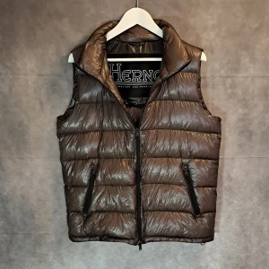 Herno väst - Stl M - Mycket fint skick, 8,7/10 | Stl: M | Västen har många unika detaljer som blir till en lyxig känsla när man bär västen | Made in Italy 🇮🇹 | Han på bilden är 174cm lång | Hör av dig vid frågor eller fler bilder | Mvh Galgen ✌️