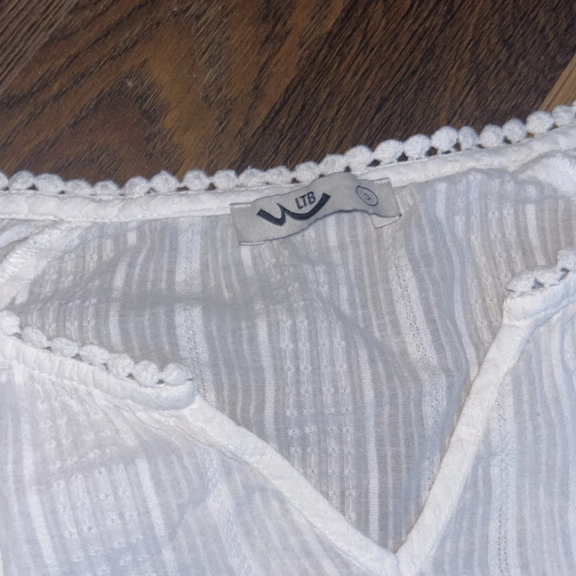 Vit blus med broderade ärmar från LTB - 1