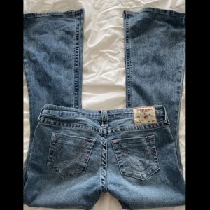 True religon jeans  - True religon jeans med detaljer i baby pink, sjukt snygga bootcut. 