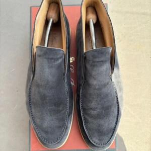 Loro Piana  - Säljer ett par Loro Piana  Open Walks   -Size: 43   -Cond: Hyfsat bra skick. Finns lite små repor på sido sulan av skon som syns på bilderna sen är också under sulan lite sliten. Inget man tänker på vid användning. -OG: Box medföljer Öppen för bud