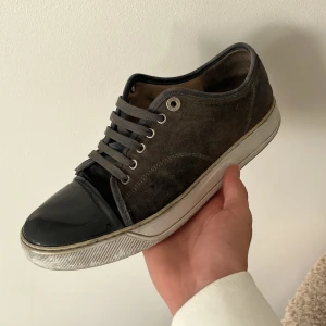 Lanvins - Tjena, säljer mina lanvins. Mitt pris är 1599kr och är ej hugget i sten. Skador: skadade inuti och lite runt sulan men inget som märks vid användning. Storlek uk6 som är 41/42 hör av dig vid minsta frågan eller bild!!