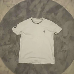 Chrome hearts tröja - Säljer en använd chrome hearts t-shirt STRL M🚚📦