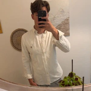 Vit Ralph lauren skjorta - Säljer min snygga raffe skjorta som inte kommer till användning mera. Skicket är exemplariskt det krävs bara en strykning.       Modellen är 183 o väger 75kg                       Hör av er för funderingar!!😇