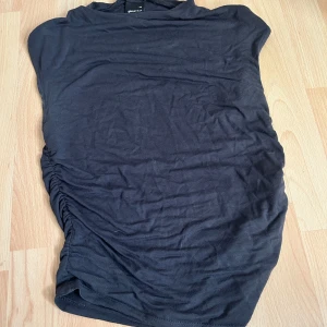 Klönning byxor tröja - Snygga kläder till salu då jag inte använder längre allt är från Gina förutom de två sista tröja 1: 150kr strl XS tröja 2: 200kr strl M byxor: 250kr strl 36 klänning: 150kr strl S tröja 3: 100kr strl S (600kr för allt)