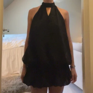 Svart klänning med öppenrygg - Det är inbyggda shorts på klänningen!💕