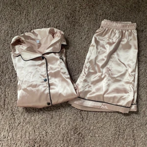 Rosa pyjamasset - En rosa satin pyjamas nytt skick, för bara 99kr, storlek 150