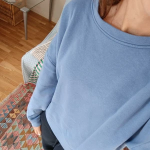Blå sweatshirt från Pieces - Mysig blå sweatshirt från Pieces i oversized modell och fin blå färg. Tröjan har rund halsringning, långa ärmar och är tillverkad i mjuk bomullsmix.