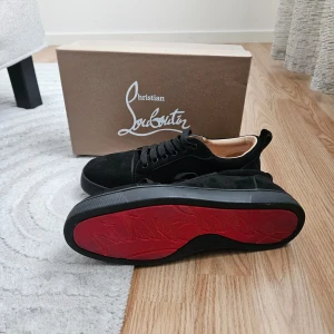Loubs svarta - Säljer svarta loubs, nästan helt nya