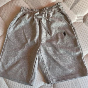 Ralph Lauren shorts  - Säljer gråa Ralph Lauren shorts. Säljs då den inte passar mig i storlek. Den är i bra skick. Priset kan diskuteras vid fler frågor är de bara att skriva till. 