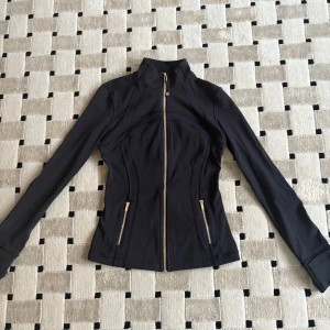Lululemon jacka  - Lululemon define jacket i storlek 4 motsvarar en xs-s den har Berit använd 1 gång har lapparna kvar och påsen ❤️