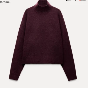 stickad tröja Zara - Mysig vinröd polotröja med hög krage och lång ärm. Perfekt till hösten