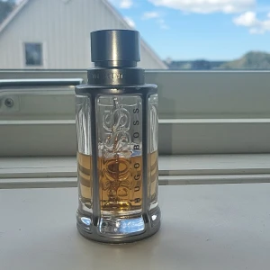 Hugo Boss The Scent - Hugo Boss The Scent 25/50ml Manlig parfym med doft av citrus, läder och vanilj. Köpt på parfym.se för 600 kr men säljs för att jag har för många parfymer