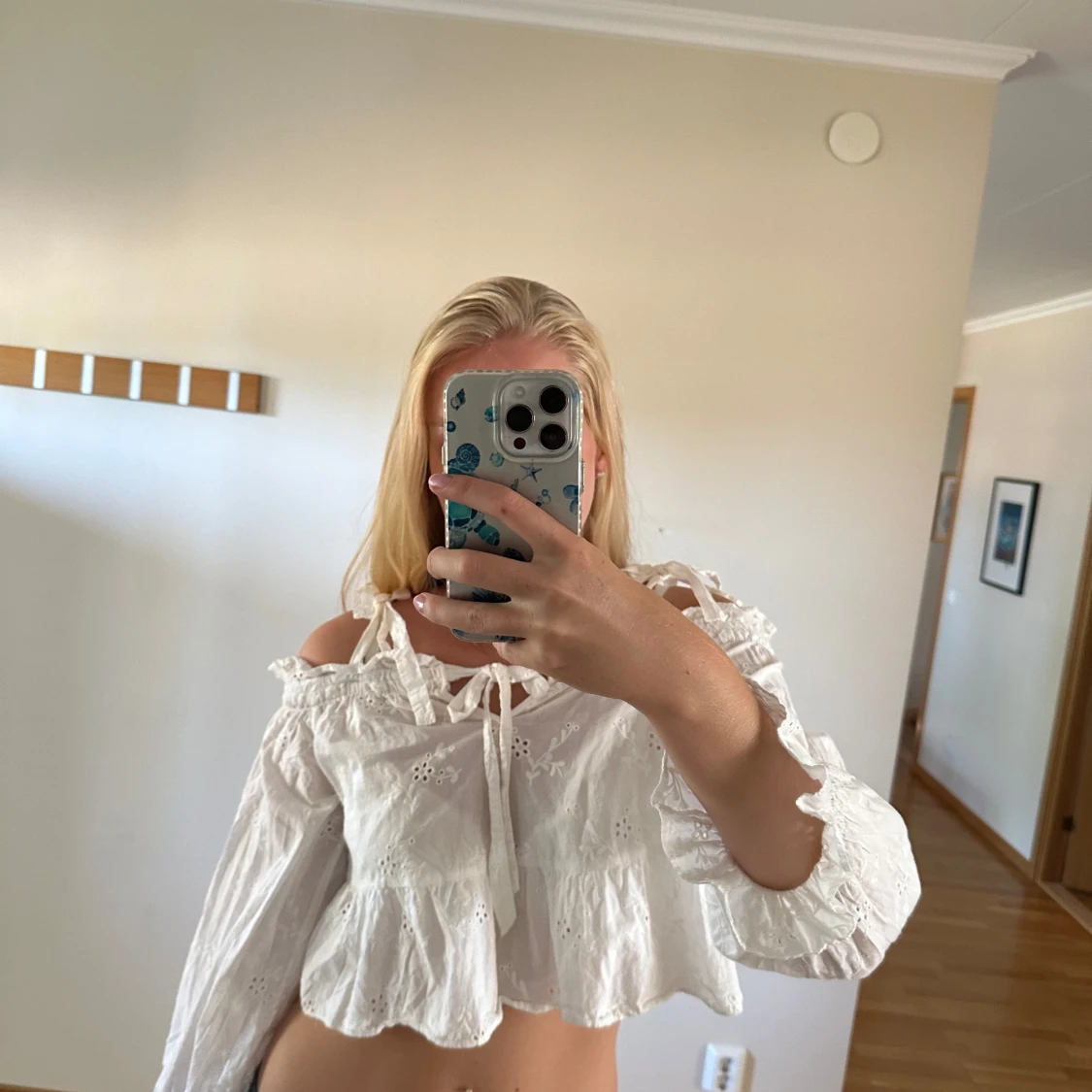 Vit broderad offshoulder blus