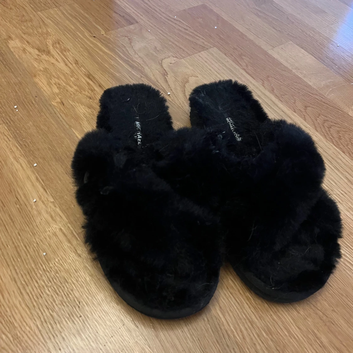 Svarta fluffiga sandaler Michael Kors