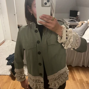 Grön overshirt med virkade detaljer - Säljer denna populära jacka från Zara som ej går att på tag på längre. Har inga tecken på användning ❤️❤️