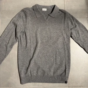 John Henric tröja  - Tjena! Säljer nu min John Henric stickade tröja som är i storlek M! Tröjan är i väldigt fint skick och endast använd några gånger! Hör av er vid fler frågor eller funderingar!