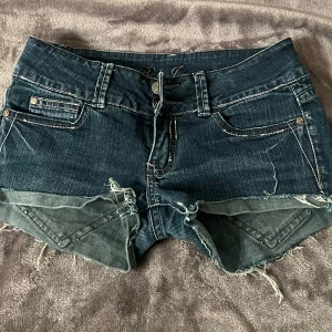 Blå Jeansshorts - Blåa lågmidjade jeansshorts från bikbok! Midjemått ca 35 cm 