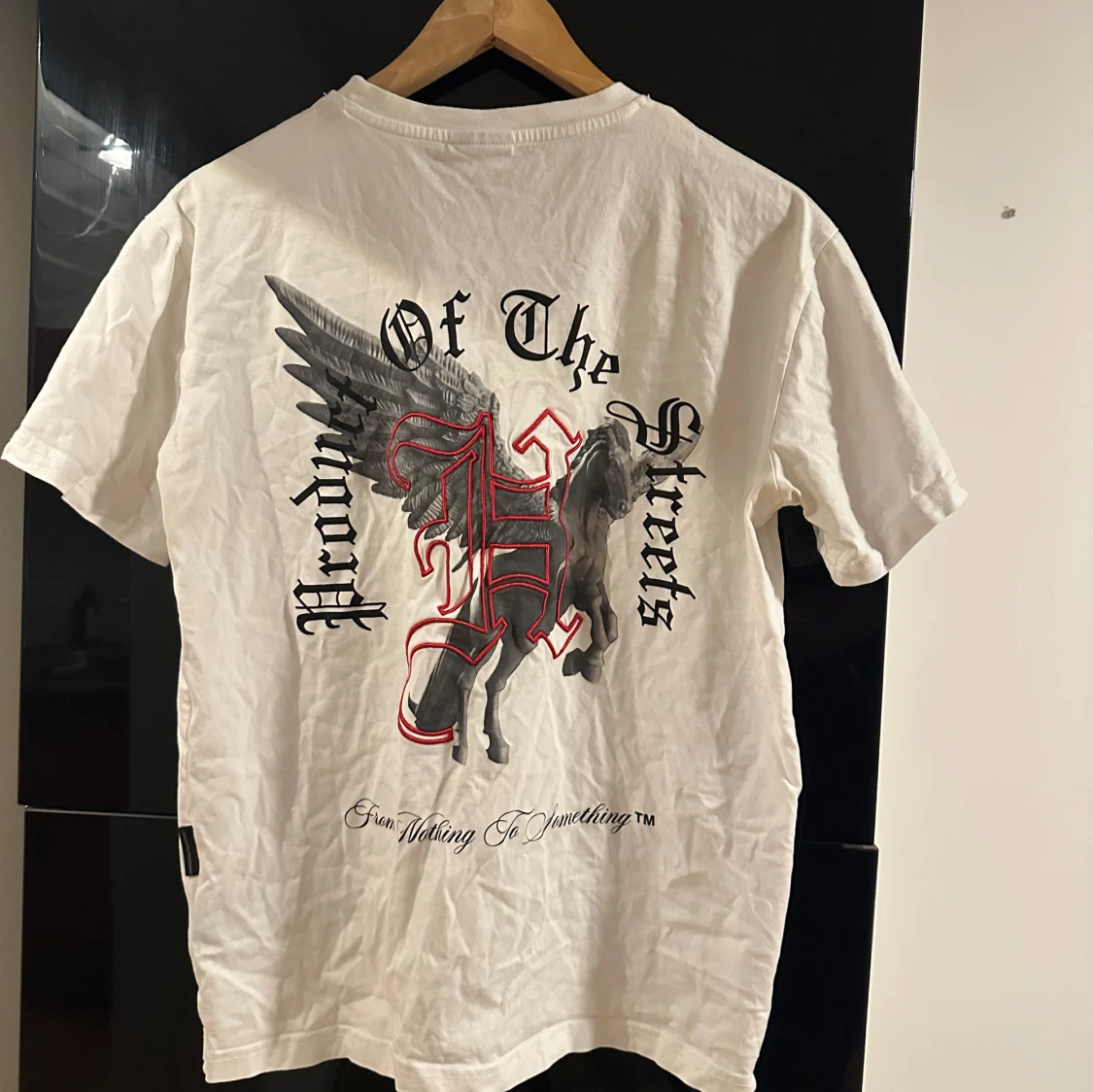 Vit t-shirt från Hoodrich med tryck