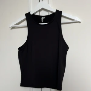 Svart  topp NLY Trend - Croppad svart top från Nelly, superskön och stretchig!