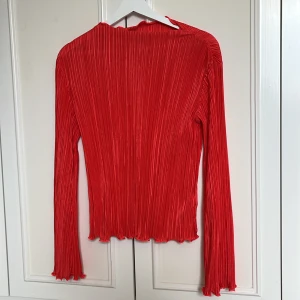 Röd plisserad topp  - Röd plisserad topp från Stockh LM Studio, strl XS. Knappt använd, nyskick!