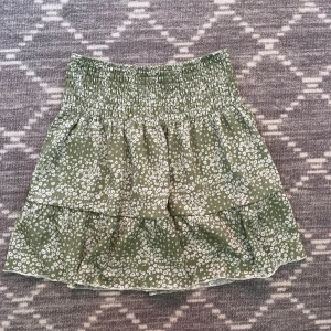 Kjol från Gina - Kjol från Gina i fint skick. Storlek S men passar även mig som kan ha xs. Toppenskick och säljer för att den inte kommer till användning 🩷