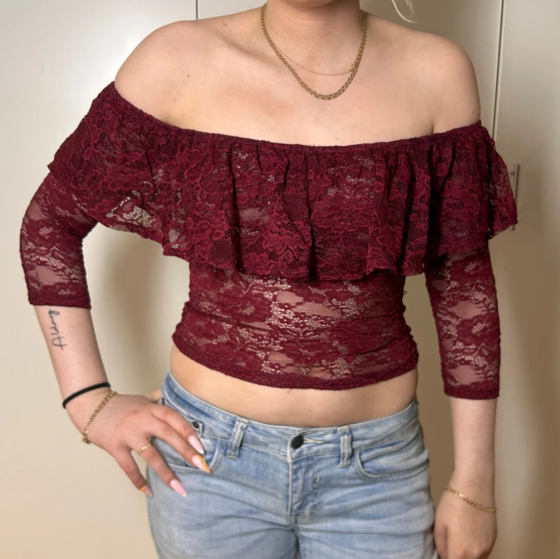 Off shoulder spetstopp med volang vinröd  - 1