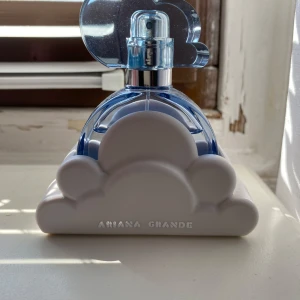 Ariana grande cloud - Säljer min Ariana grande cloud parfym I 30 ml. I bilden syns hur mycket som finns kvar