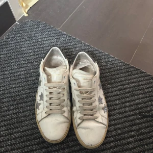 Saint Laurent sneakers med stjärnor - Säljer mina Ysl skor med stjärnor på. Skorna är i storlek 41 men passar större. Priset är inte hugget i sten. Mvh Vilgot. 