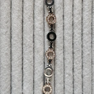 Edblad Eternity Orbit Multi Bracelet - Edblad Eternity Orbit Multi Bracelet består av sammanlänkade ringar i rostfritt stål, varannan dekorerad med klara cubic zirkoner. De zirkonprydda ringarna är även roséguldpläterade. Kedjans längd är justerbar, 17-20 cm. Bredd: 1 cm Armbandet är i nyskick och kommer i ask.