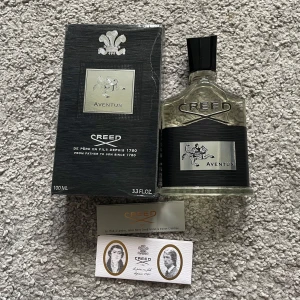 Creed – Aventus  - Creed – Aventus (100 ml) 🖤🍍 Den ikoniska doften från Creed! Aventus är en exklusiv unisexparfym med fruktiga toppnoter av ananas och svarta vinbär, balanserat med en träig bas av ekmossa, björk och mysk – kraftfull, lyxig och tidlös ✨🔥  • Storlek: 100 ml • Skick: Oanvänd, i originalförpackning • Nypris: ca 3500 kr 💸  💡 Köpt från privatperson. Tidigare ägare visade kvitto och sa att den är äkta, men jag kan inte garantera det till 100 % – därav det låga priset.  📍 Finns i Linköping eller skickas 