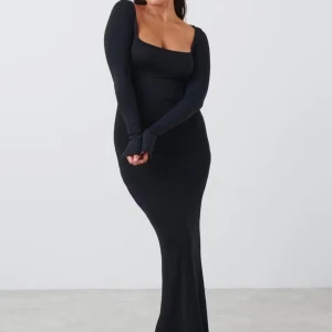 Svart långklänning Gina Tricot S - Svart långklänning från Gina Tricot med fyrkantig ringning och långa ärmar. Mjuk och stretchig.