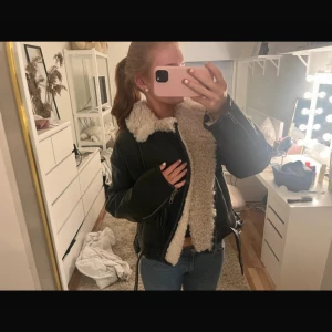 Snygg skinnjacka med fluff inuti  - Super snygg skinnjacka med fluff inuti! Perfekt till hösten🌸🌸varför annonsen ser ut som den gör är för att jag lägger upp den igen. Storlek xs från H&M men sitter som en S. Aldrig använd. Köpt för 649kr. 