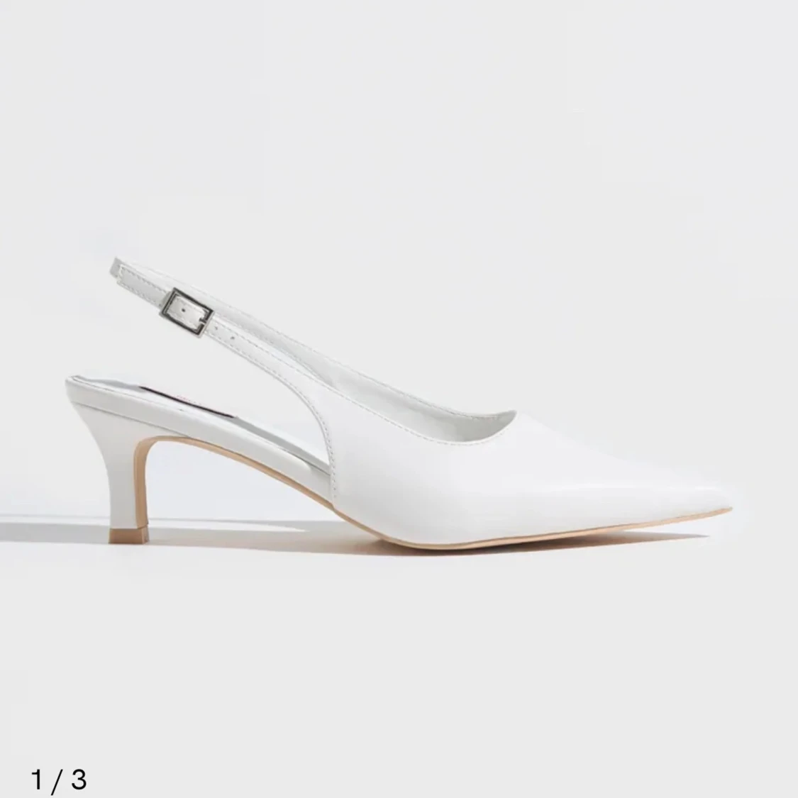 Helt nya vita pumps med spetsig tå och låg klack