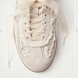 Beige sneakers med spetsdetaljer ALOHAS - Säljer dessa beige sneakers från ALOHAS med snygga spetsdetaljer. Aldrig använda och är fortfarande i lådan