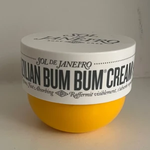 Sol de Janeiro Brazilian Bum Bum Cream - Stor burk (240 ml) av Sol de Janeiro Brazilian Bum Bum Cream. Kommer i en rund, gul plastburk med vit skruvlock. Krämen är ljusbeige och har en ikonisk doft av pistage och vanilj. Perfekt för att återfukta och ge huden glow. Helt ny använd en gång. Är allergisk mot den så därav säljer jag. Kan tänka mig gå ner i pris