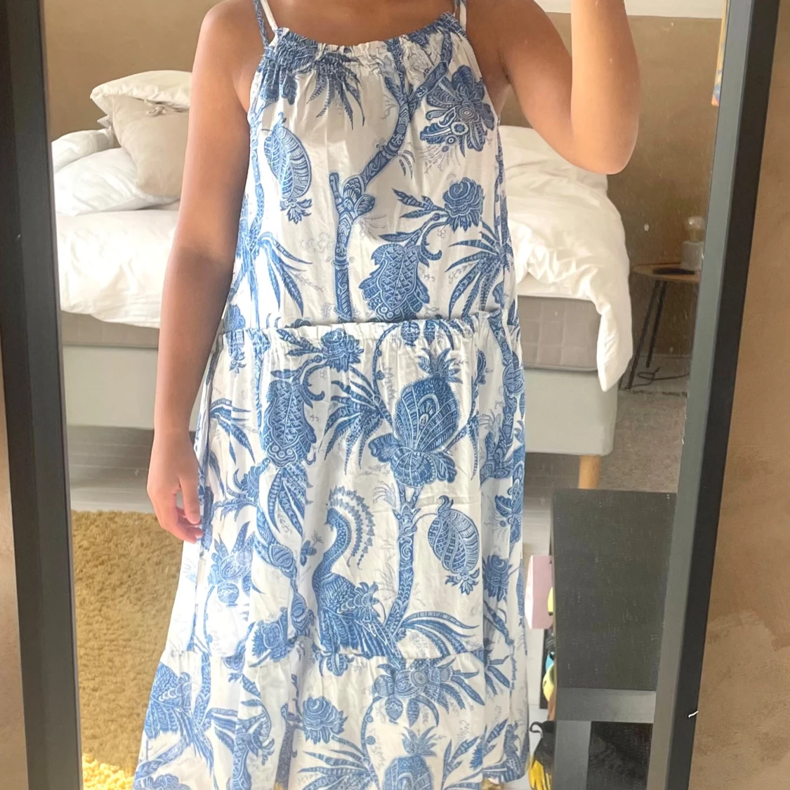 Vit och blå sommarklänning med mönster - 4