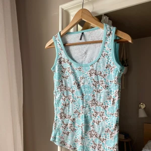 Blommig linnetopp - Supersöt linnetopp från Soyaconcept med blommigt mönster i turkost och brunt på vit botten. Toppen är i färger och mönster från 2000s talet som var väldigt trendigt då. Passar jättebra till båd e jeans och kjol. 💗 pris går att diskutera, skriv för fler bilder 💗 vet ej storleken men den passar mig som har s, kanske lite lång så skulle säga större s elelr m.