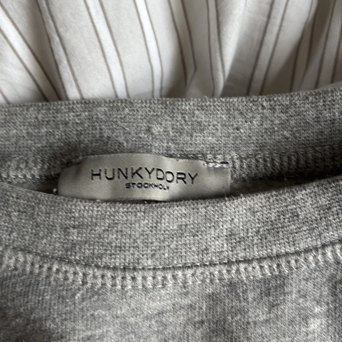 Grå sweatshirt ICON Hunkydory - 1