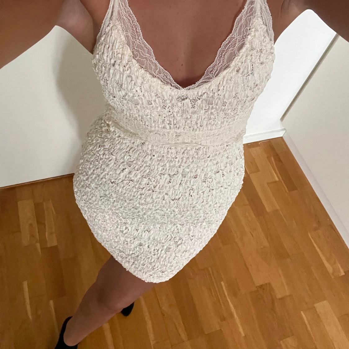 Krämvit mini spetsklänning